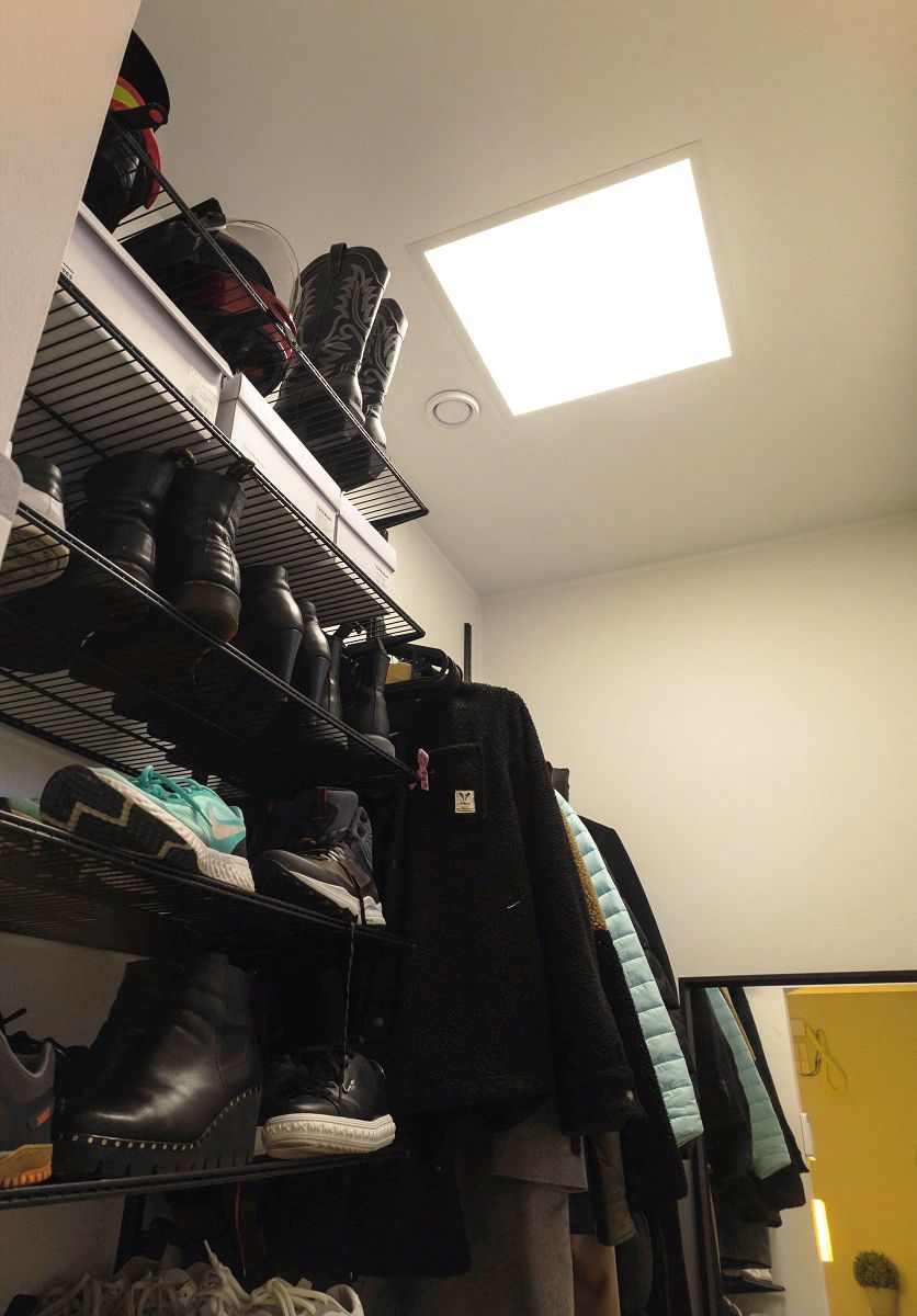 Illuminazione di magazzino con illuminazione a pannelli.